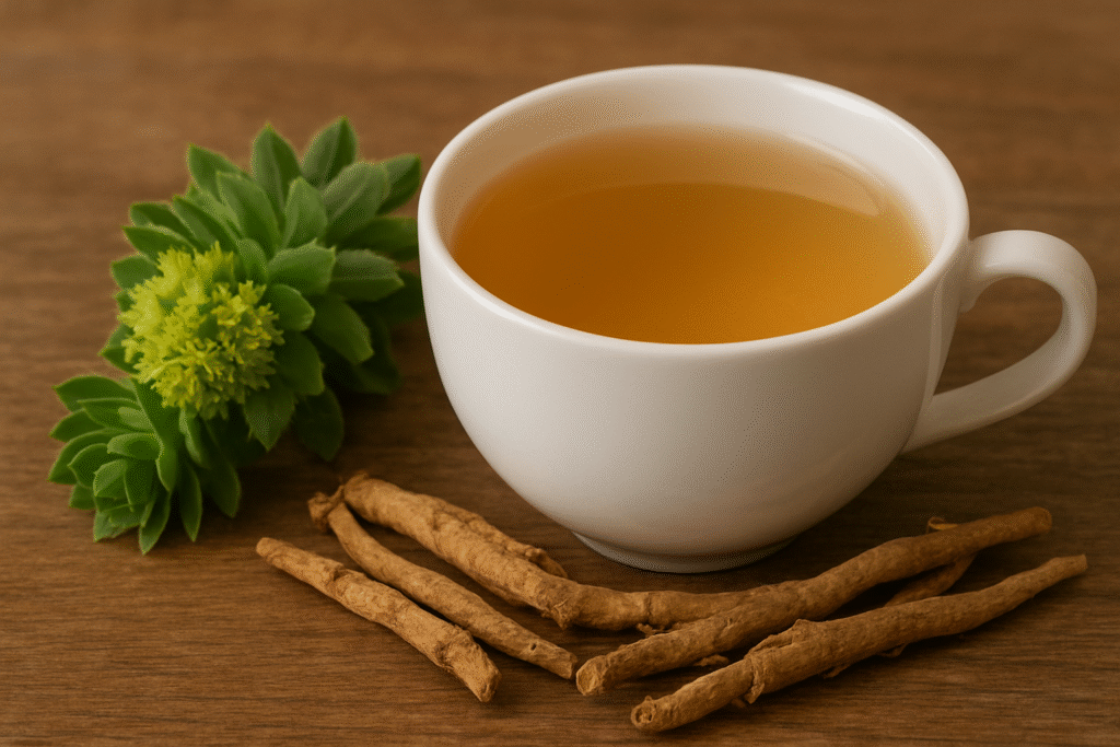 Sobre uma mesa uns ramos verdes com flor amarela, algumas raizes de rhodiola e uma xícara de chá de porcelana com chá dentro.