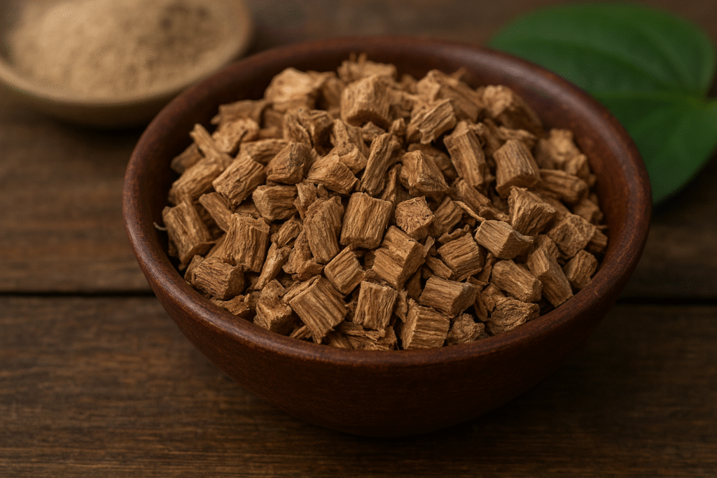 Sobre a mesa de madeira um pote de porcelana cheio de raizes de kava kava cortadas em pequenos cubos.