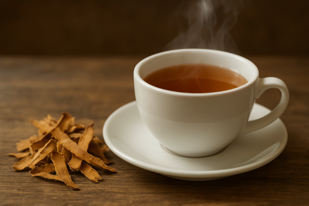 Sobre a mesa casca e raiz do lado de uma xícara de porcelana com chá de unha de gato.