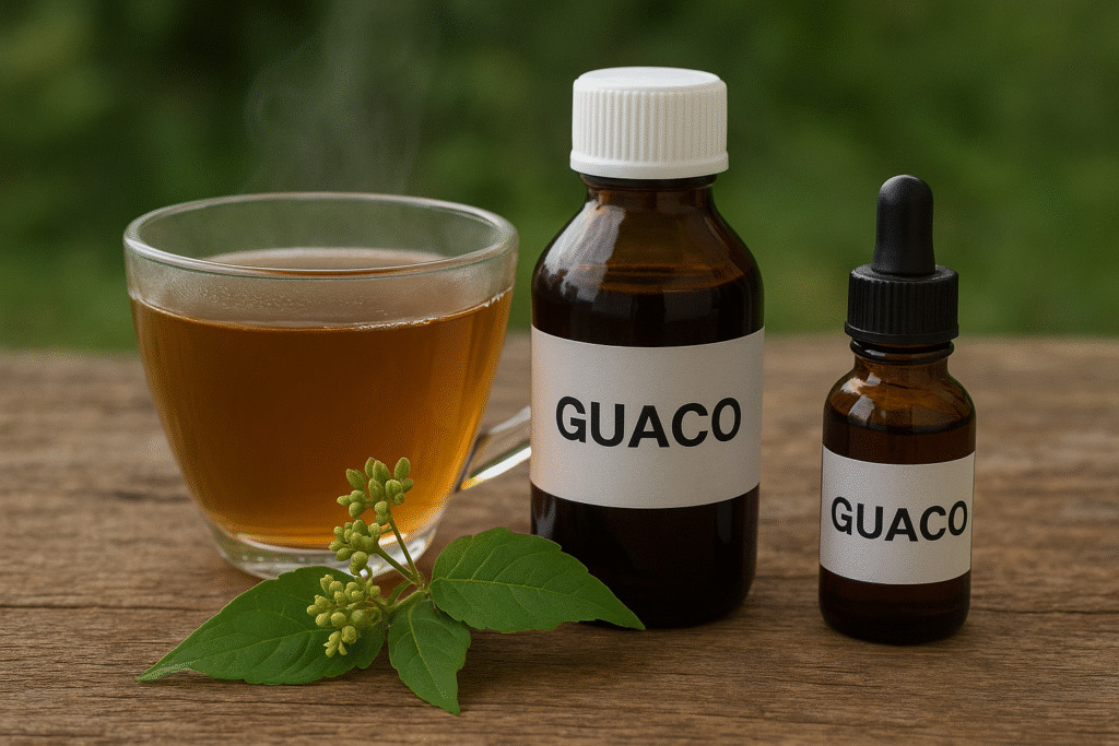 Sobre uma mesa de madeira uma xícara de vidro com chá, um franco de tintura e outro frasco com oleo essencial de guaco.