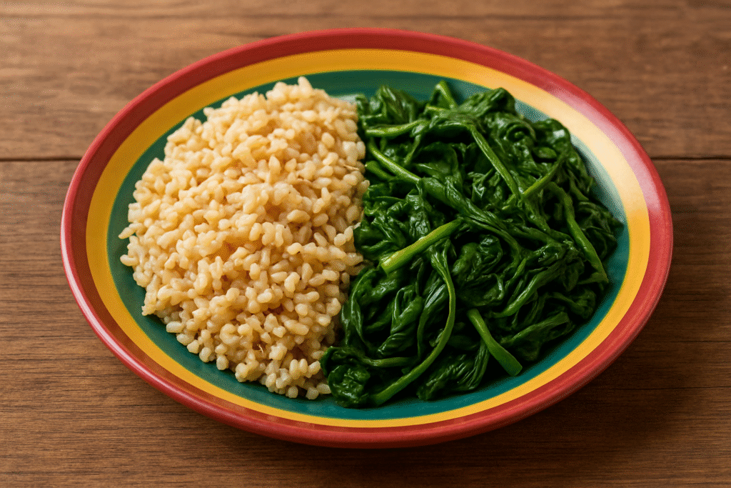 Um prato com metade de arroz e outra metade com Ora pro nóbis, sustento e saúde no mesmo prato.